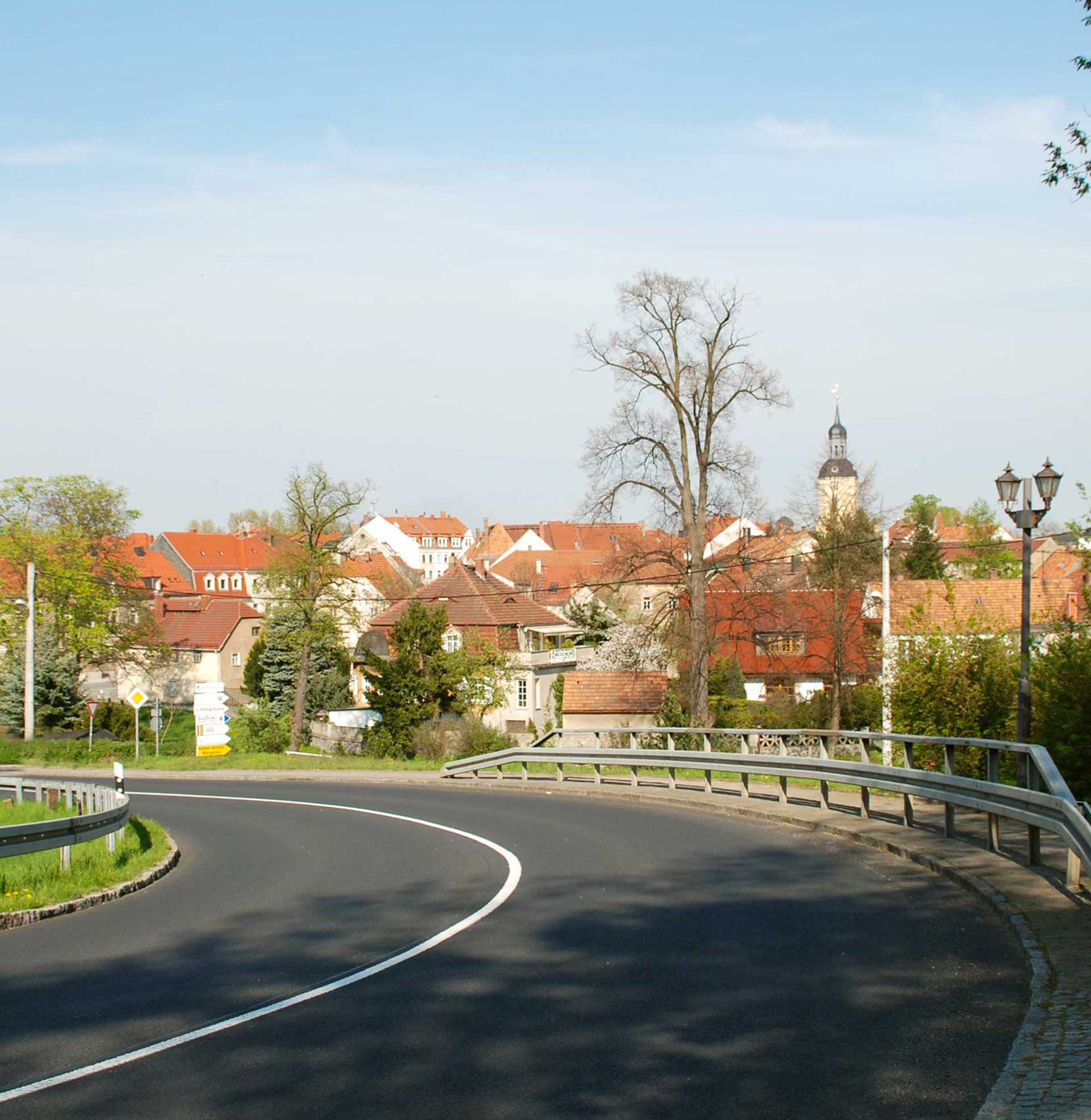Ein Blick über die Stadt Radburg vom Meißner Berg mit Ausblick auf den Kirchturm