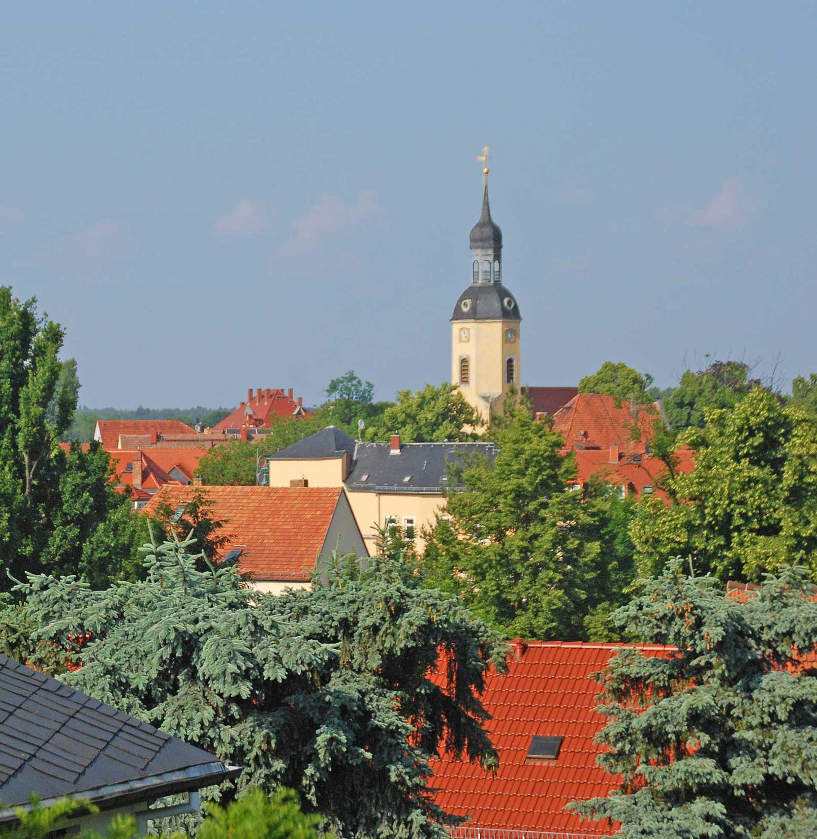 Ein Überblick über die Stadt Radburg mit Ausblick auf den Kirchturm